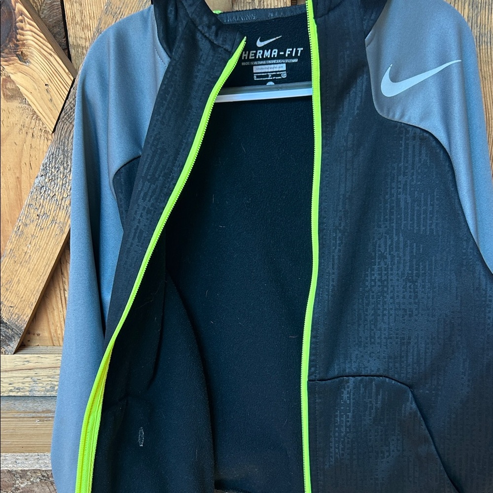 Nike Boy’s youth Nike Black and Gray Jacket with Neon Accents - Picture 7 of 7